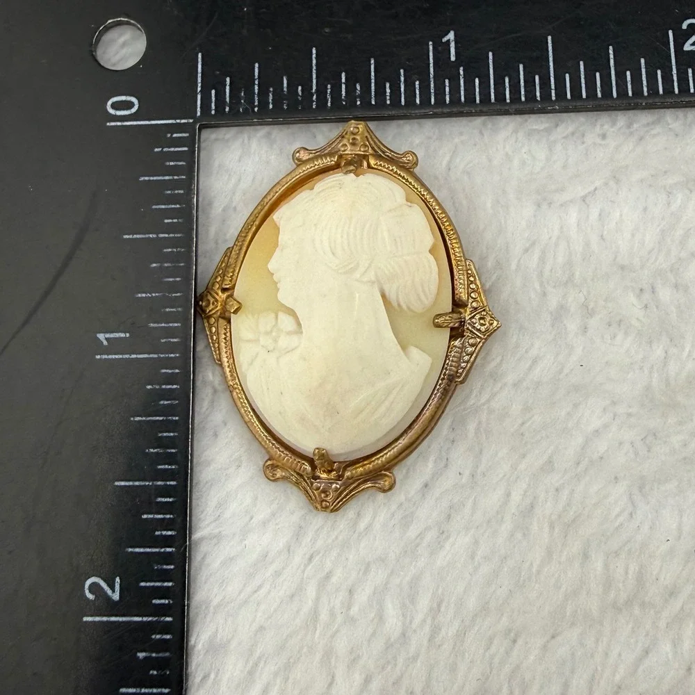 Vintage Cameo Brooch Gold Tone Carved Shell